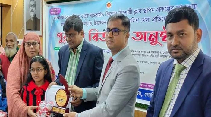 কিশোর-কিশোরী ক্লাবের উদ্যোগে ক্রীড়া প্রতিয়োগিতায় বিজয়ীদের মাঝে পুরস্কার বিতরণ