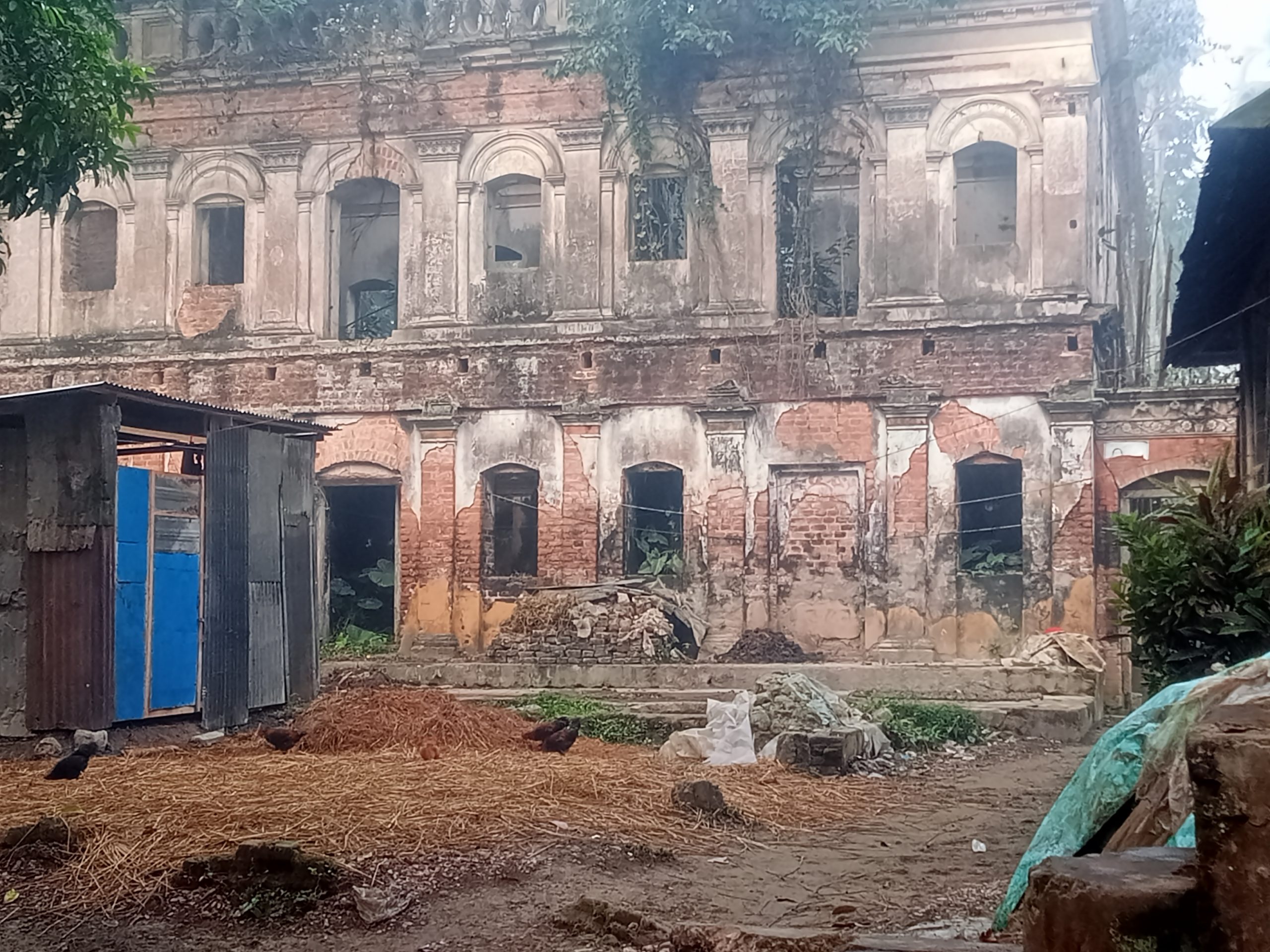 লাখাইয়ে পরিত্যক্ত পুরাতন ভবন ধসে যে কোন সময় দূর্ঘটনা ঘটে যাওয়ার আশংকা