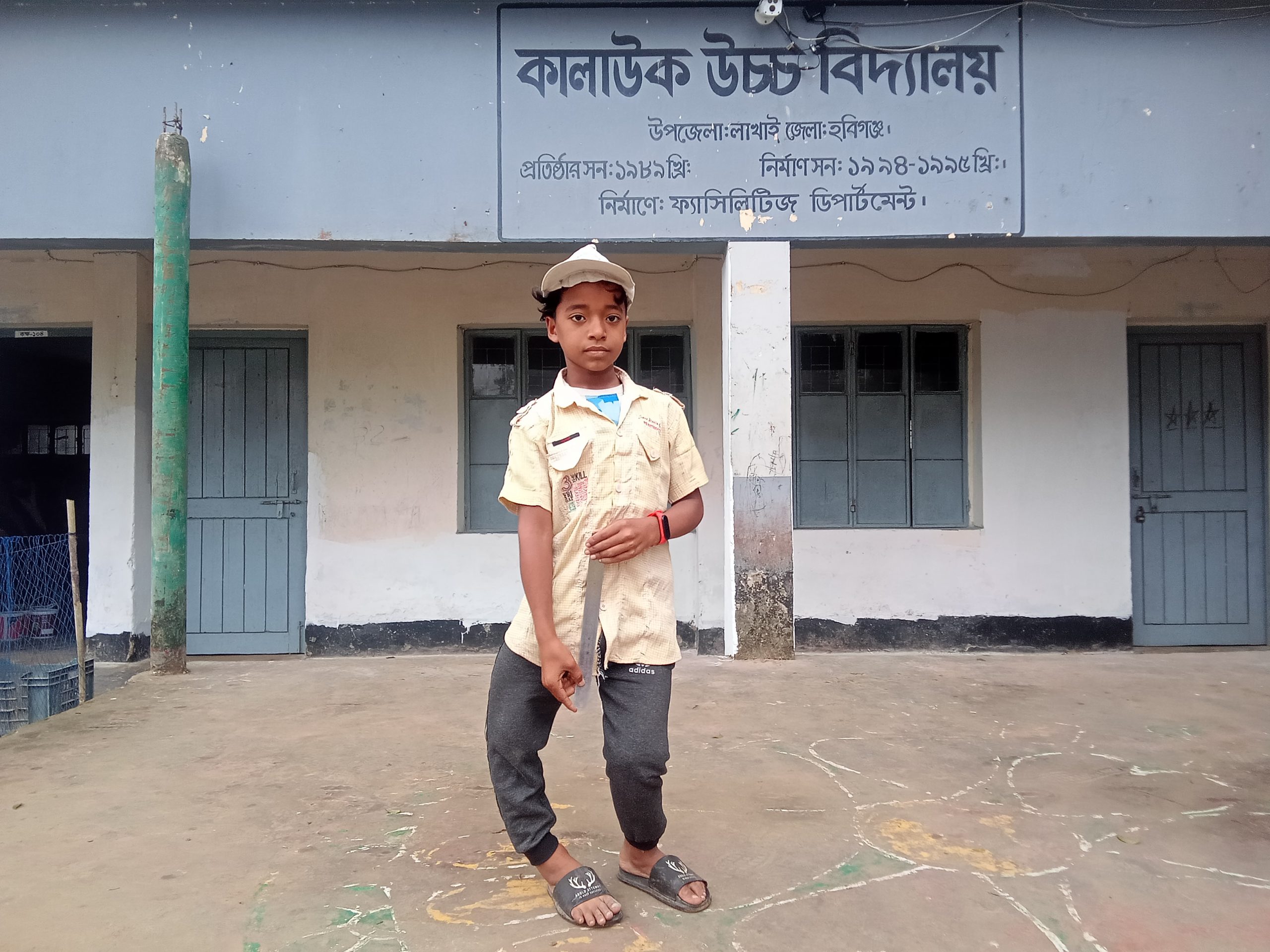 লাখাইয়ে লেখা পড়ায় পিছিয়ে নেই প্রতিবন্ধি শাকিব, পাচ্ছে না ভাতা