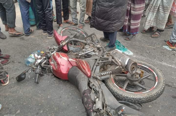 পলাশবাড়ীতে সড়ক দুর্ঘটনায় মোটরসাইকেলের তিন আরোহী নিহত 