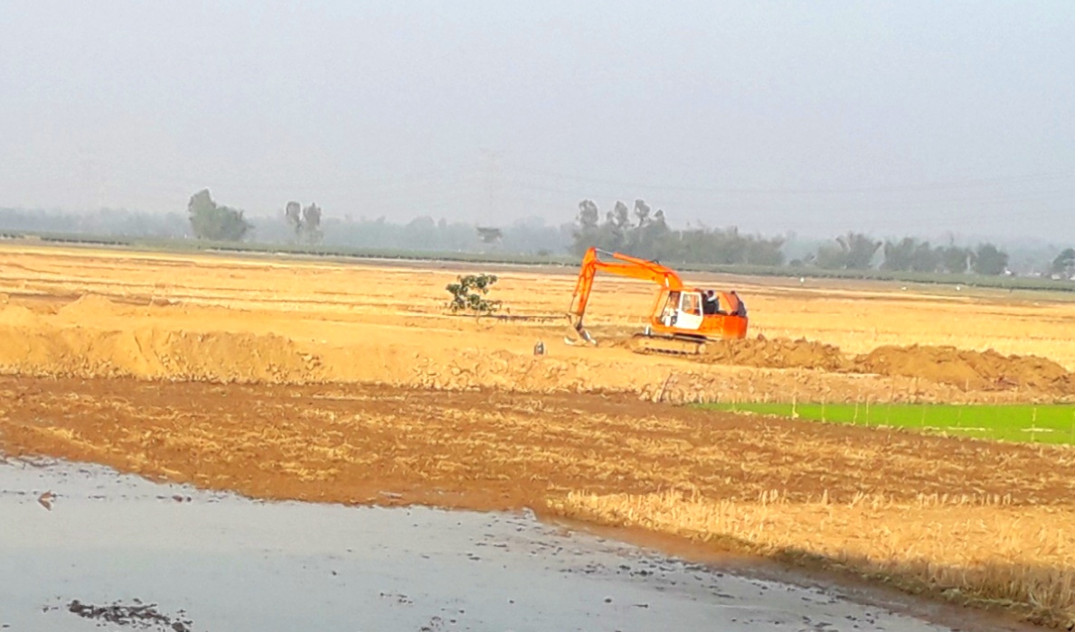 বাহুবলে অনুমতি নেওয়ার নামে এক্সভেটর দিয়ে মাটি কাটার হিড়িক