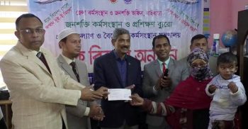 গাইবান্ধায় শিক্ষা বৃত্তি প্রতিবন্ধী ভাতা ও পুনর্বাসনের আর্থিক সহায়তার চেক বিতরণ
