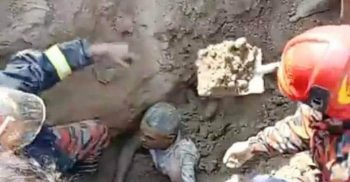 গোবিন্দগঞ্জে মাটির নিচে চাপা পড়া যুবককে জীবিত উদ্ধার