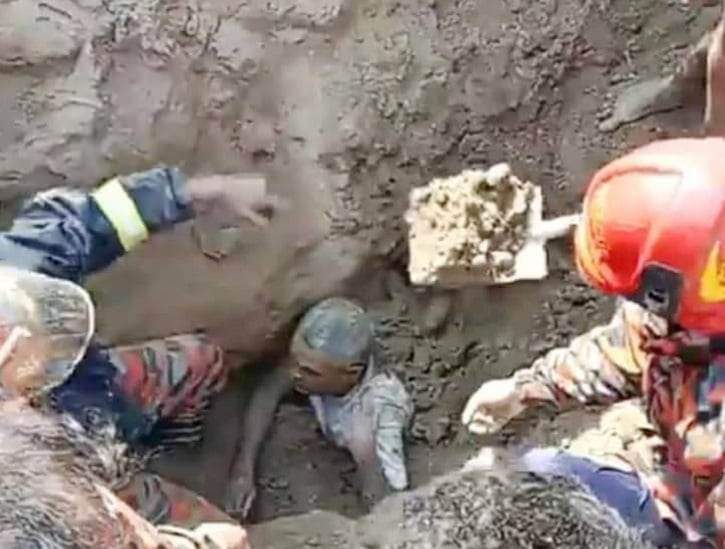 গোবিন্দগঞ্জে মাটির নিচে চাপা পড়া যুবককে জীবিত উদ্ধার