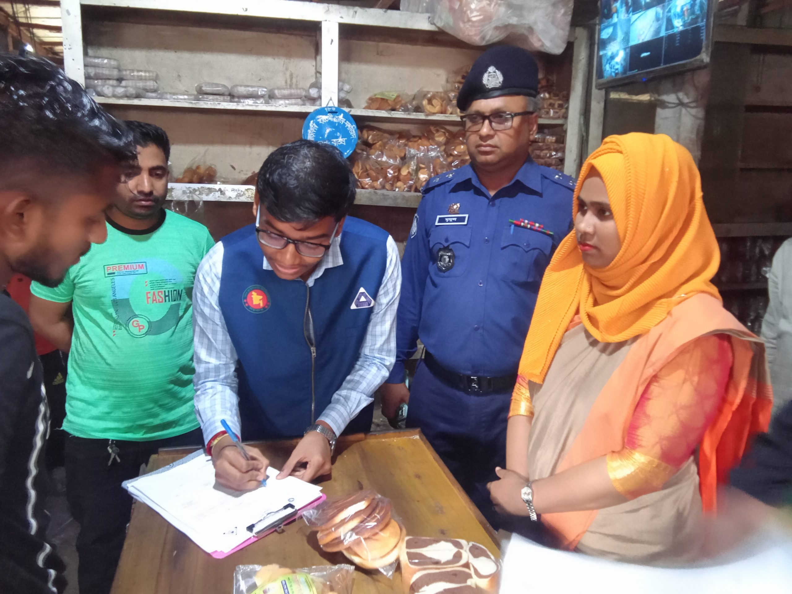 লাখাইয়ে ভ্রাম্যমাণ আদালতে দুই বেকারী প্রতিষ্ঠানকে জরিমানা