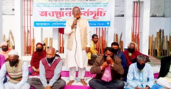 অবৈধ বালু উত্তোলনের প্রতিবাদে মুখে কালো কাপড় বেঁধে শহীদ মিনারে অবস্থান