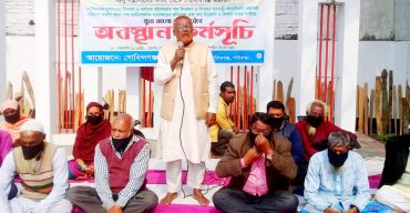 অবৈধ বালু উত্তোলনের প্রতিবাদে মুখে কালো কাপড় বেঁধে শহীদ মিনারে অবস্থান