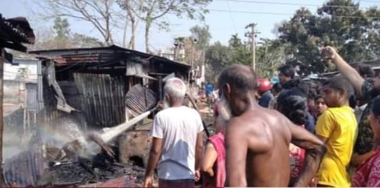 গাইবান্ধায় ৪ ব্যবসা প্রতিষ্ঠান পুড়ে ছাই আড়াই লাখ টাকার ক্ষয়ক্ষতি
