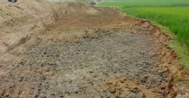 জোরপূর্বক কৃষকের আবাদী জমি থেকে মাটি কাটার অভিযোগ