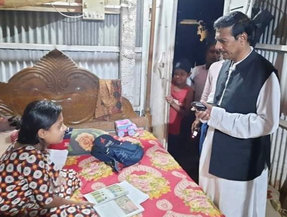 রাতে শিক্ষার্থীদের ঘরে ভিজিটিংয়ে এডভোকেট আকবর হোসেন জিতু 