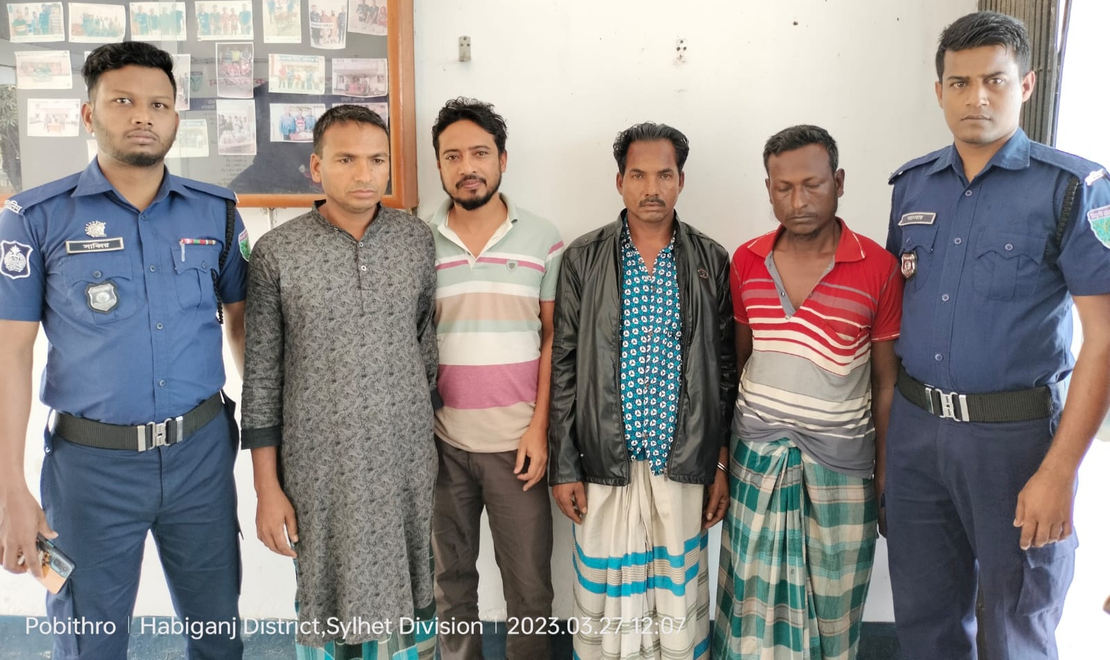 লাখাইয়ে সরঞ্জামাদিসহ চার জুয়াড়ি গ্রেপ্তার