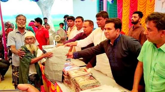গোবিন্দগঞ্জে পাঁচ শতাধিক দুস্থ অসহায় পরিবারের মাঝে প্রধানমন্ত্রীর উপহার বিতরণ