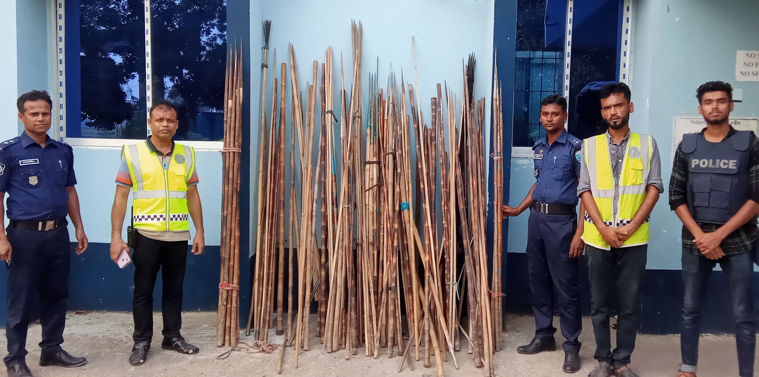 লাখাইয়ে বিপুল পরিমাণ দেশীয় অস্ত্র উদ্ধার