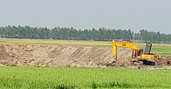 বাহুবলে মাটিকাটার মেশিন জব্দ করলেন- এসিল্যান্ড রুহুল আমিন