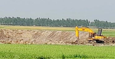 বাহুবলে মাটিকাটার মেশিন জব্দ করলেন- এসিল্যান্ড রুহুল আমিন