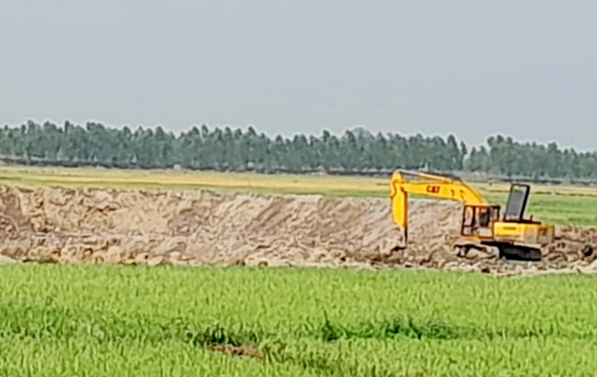 বাহুবলে মাটিকাটার মেশিন জব্দ করলেন- এসিল্যান্ড রুহুল আমিন