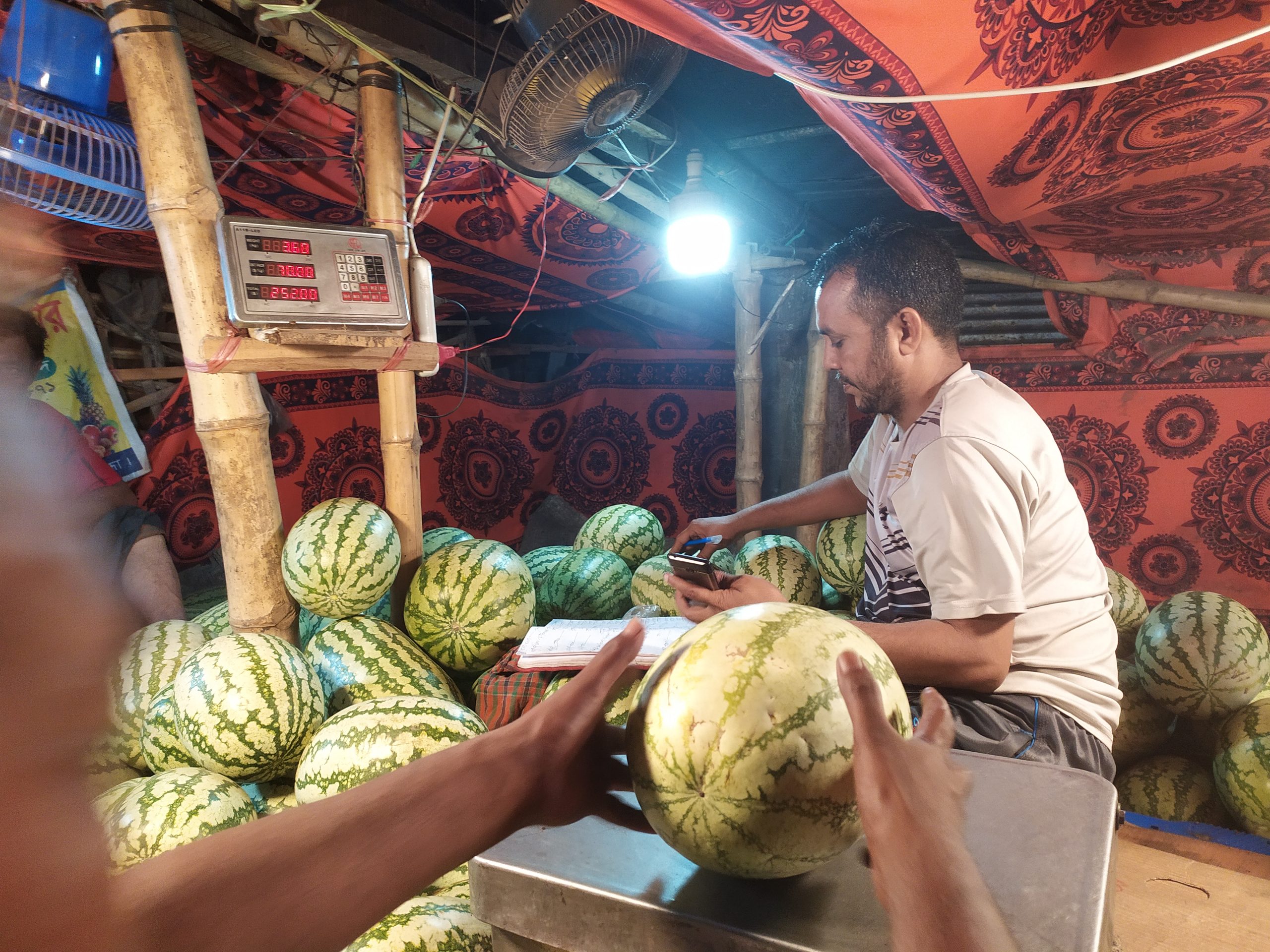 যে কারণে ২০ টাকার তরমুজ হঠাৎ ৮০ টাকা!