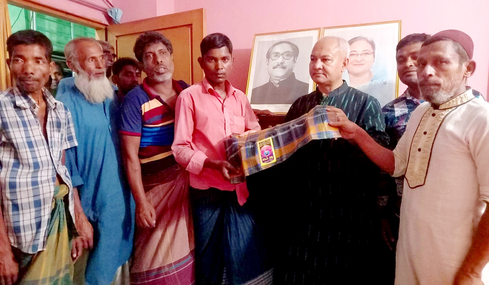 গোবিন্দগঞ্জে ঈদ উপলক্ষে লিটনের নগদ অর্থ ও বস্ত্র বিতরণ