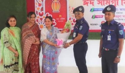 গাইবান্ধায় গরীব অসহায়দের মাঝে পুলিশ নারী কল্যান সমিতির ঈদ সামগ্রী বিতরণ