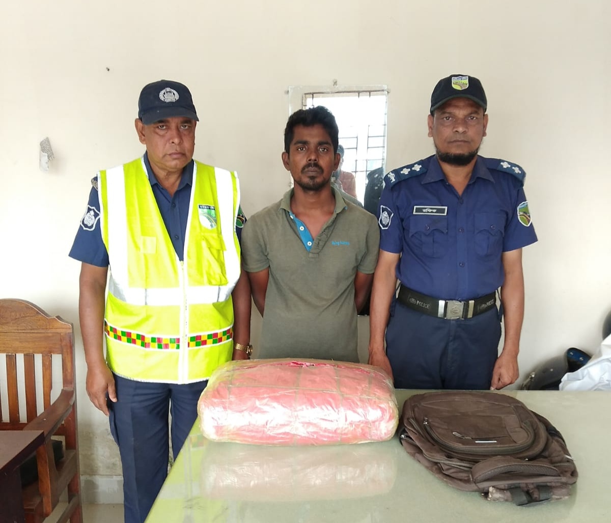 যাত্রীবাহি বাসের সুপার ভাইজারের কাছে মিলল ৬ কেজি গাঁজা 