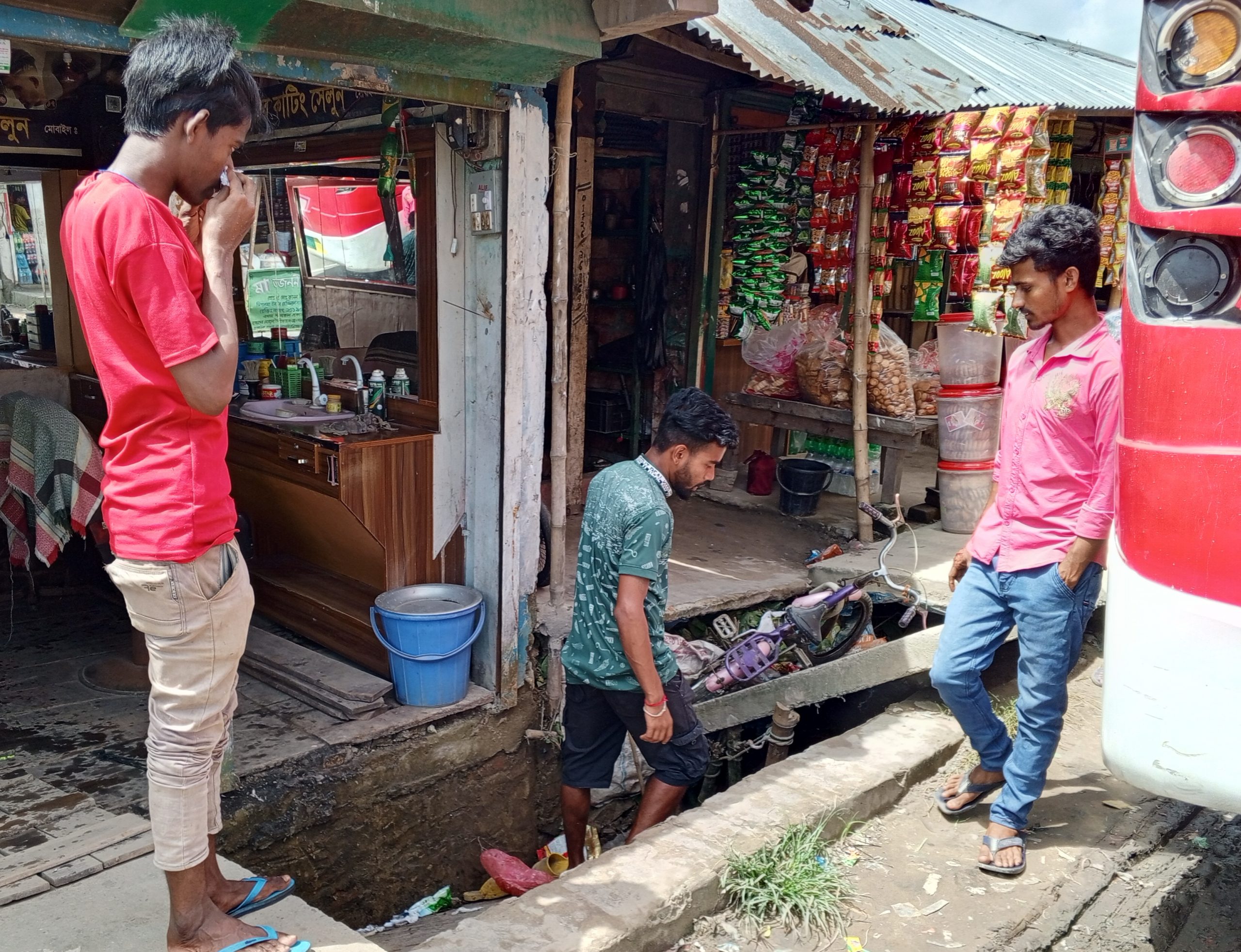 লাখাইয়ে কালাউক বাজারে সড়কের গাইড ওয়াল ধ্বসে মরণফাঁদে পরিণত