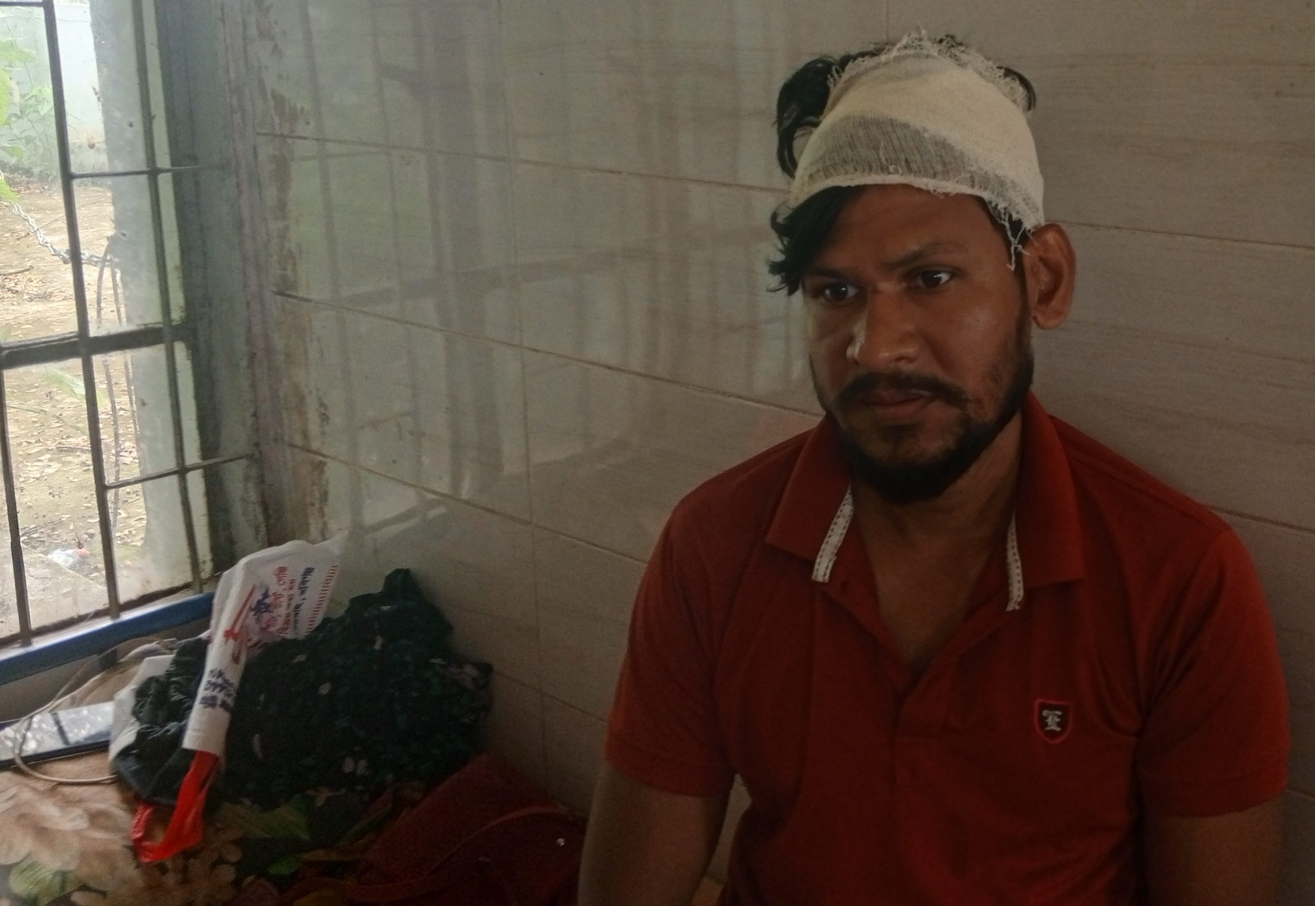 লাখাইয়ে সরকারী রাস্থা থেকে মাটি তুলতে বাধা দেয়ায় প্রতিপক্ষের হামলায় আহত- ৩