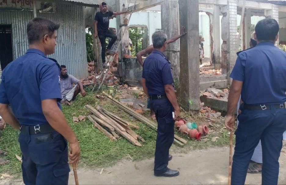 লাখাইয়ে সন্ত্রাসী কর্মকাণ্ড চালিয়ে ভেঙ্গে দিয়েছে মক্তব