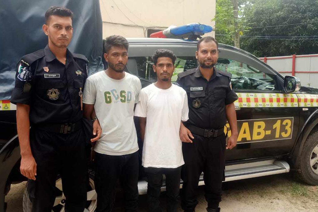 গাইবান্ধায় বিদেশি মদসহ গ্রেফতার ২