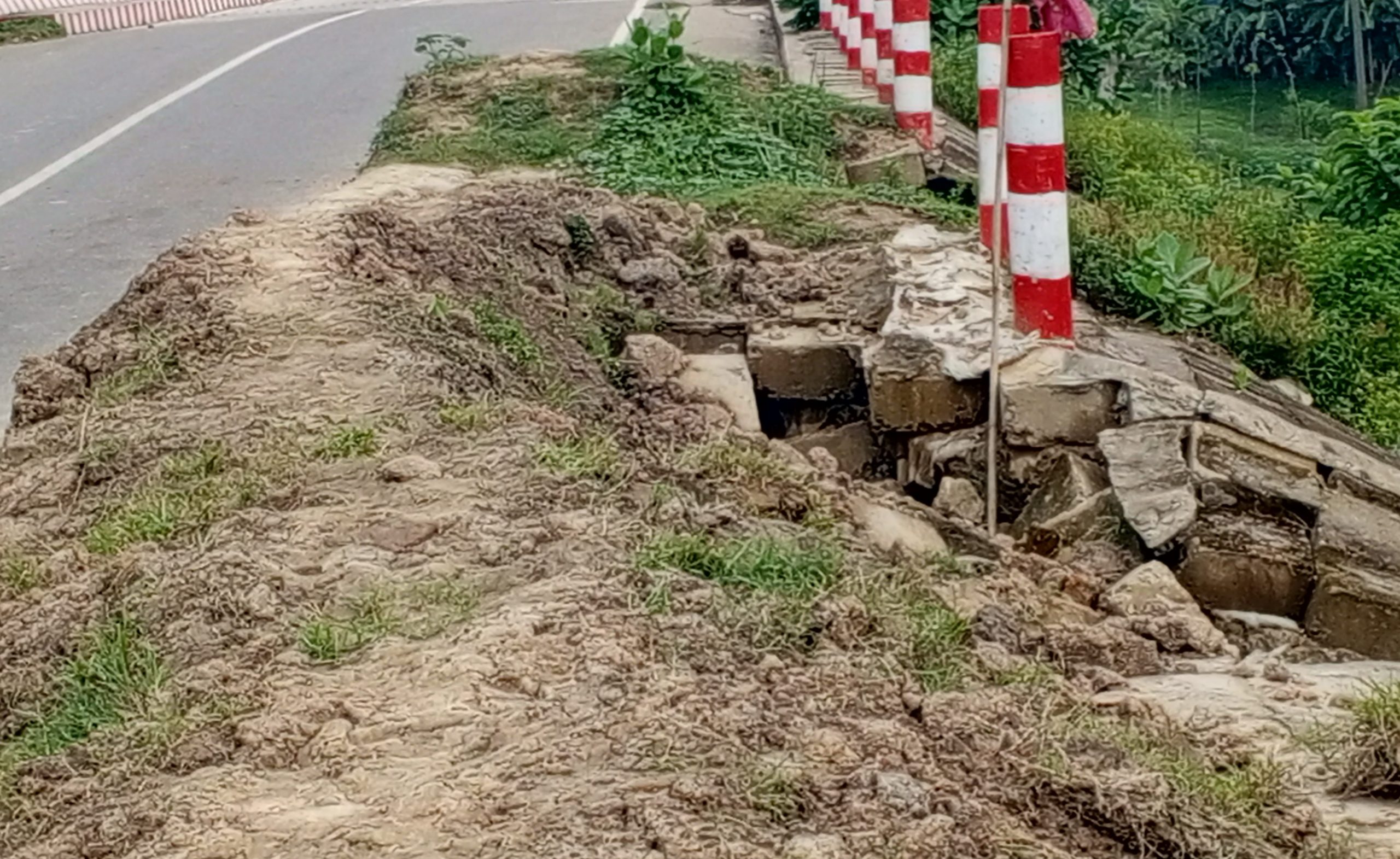 লাখাইয়ে সুতাং ব্রীজের লাখাই অংশে ব্লক ধসে মরন ফাঁদে পরিণত