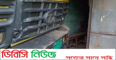 লাখাইয়ে বুল্লা বাজারে নিয়ন্ত্রণ হারিয়ে ট্রাক দোকানে প্রবেশ,চালক, হেলপার ও গাড়ী আটক