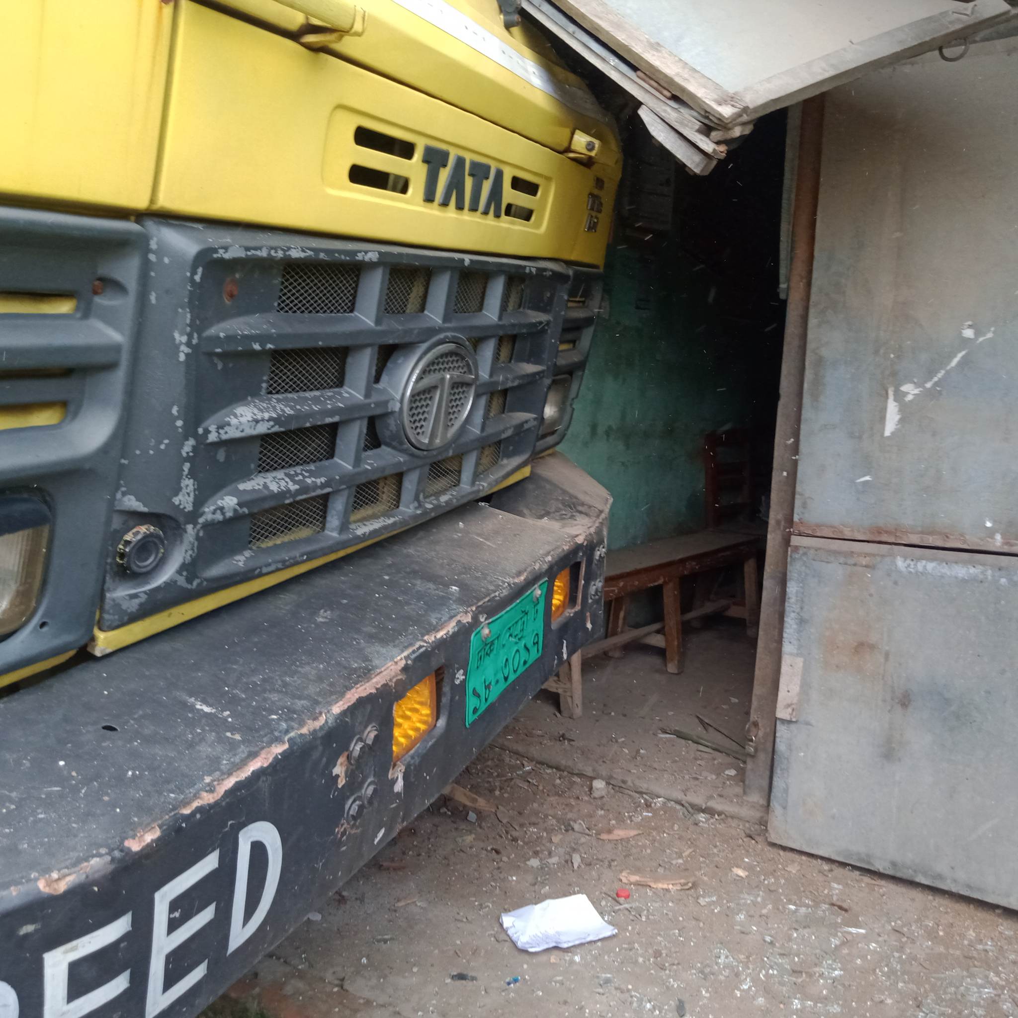 লাখাইয়ে বুল্লা বাজারে নিয়ন্ত্রণ হারিয়ে ট্রাক দোকানে প্রবেশ,চালক, হেলপার ও গাড়ী আটক