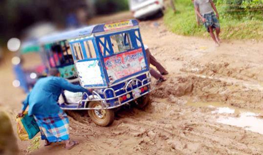 চুনারুঘাটে বেহাল সড়কে চরম ভোগান্তি- দুর্ভোগে ১০ গ্রামের মানুষ 