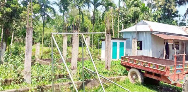 চুনারুঘাটের মামলা জটিলতায় নির্মান কাজ বন্ধ, ৪৬ বছর ধরে ক্লাস চলছে টিনশেড ঘরে