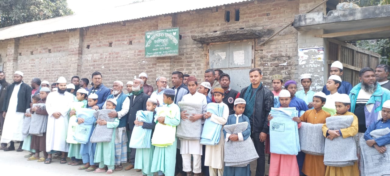 গোবিন্দগঞ্জে এতিম শিশু শিক্ষার্থীদের মাঝে কম্বল বিতরণ