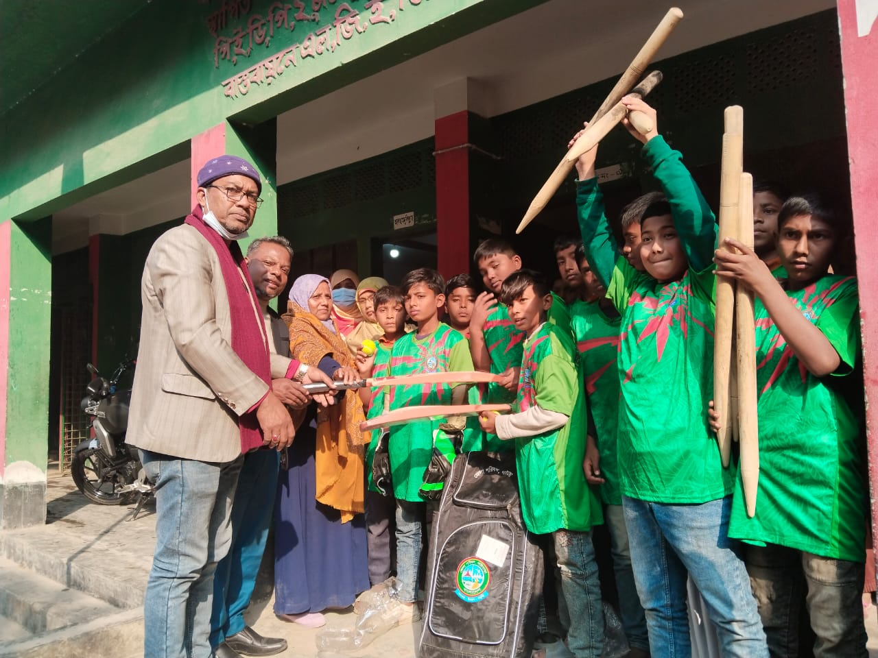 গোবিন্দগঞ্জে জেলা পরিষদের উদ্যােগ ক্রীড়া সামগ্রী বিতরণ