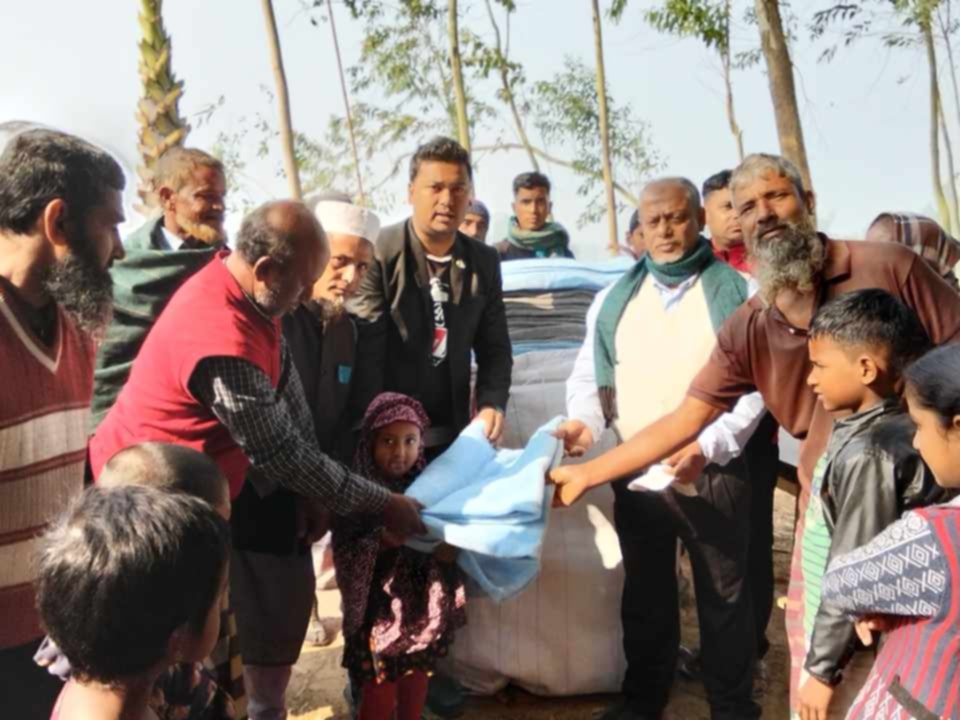 গোবিন্দগঞ্জে ইবতেদায়ী মাদ্রাসা বাচ্চাদের মাঝে শীতের কম্বল বিতরণ