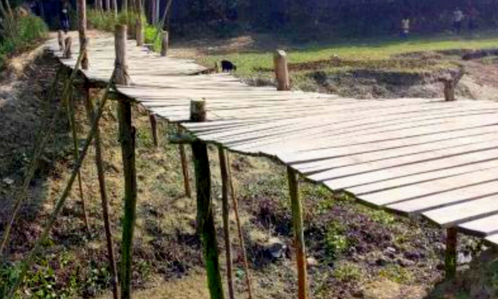 কাঠের সাঁকোতে ঝুঁকিপূর্ণ চলাচল, সেতুর দাবি স্থানীয়দের