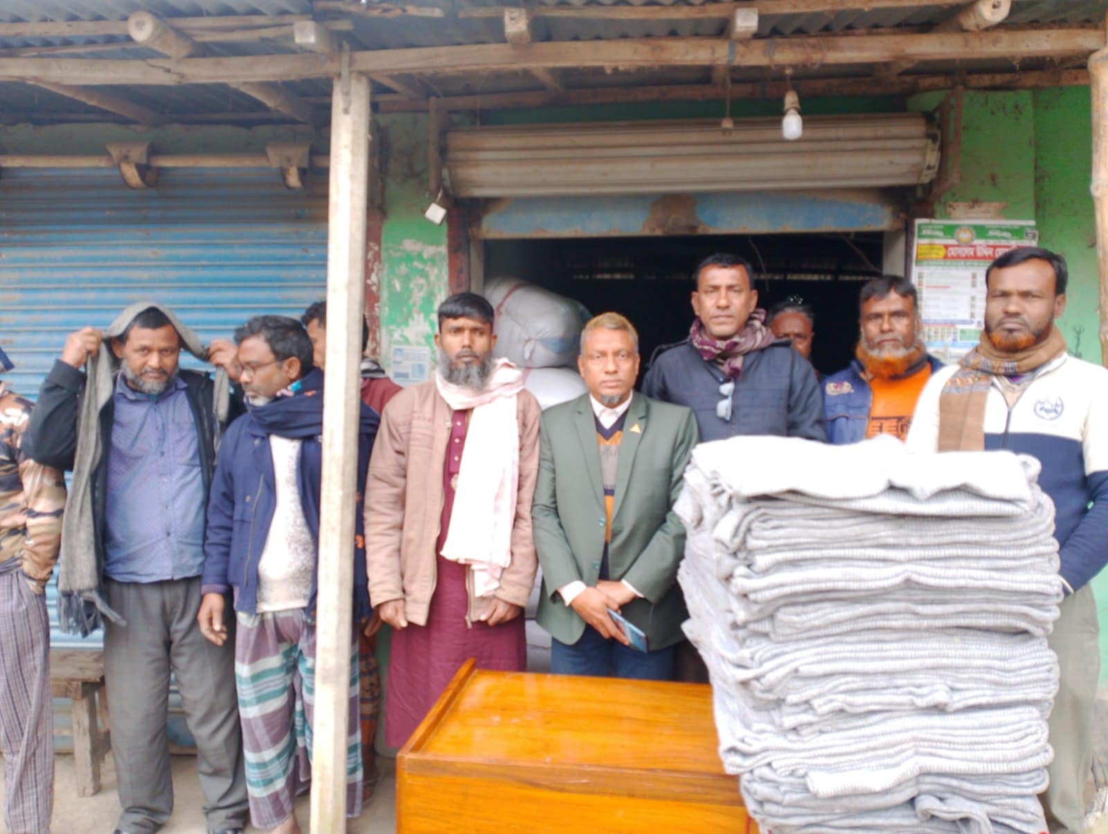 গোবিন্দগঞ্জে বিএনপির উদ্যােগে শীতার্তদের মাঝে কম্বল বিতরণ 