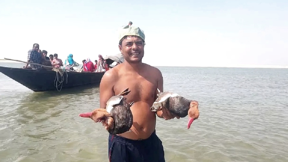 গাইবান্ধায় নির্বিচারে অতিথি পাখি শিকার, লিখত অভিযোগ