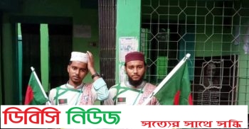 জাতীয় পতাকা নিয়ে হেঁটে দেশ ভ্রমণে দুই হাফেজ