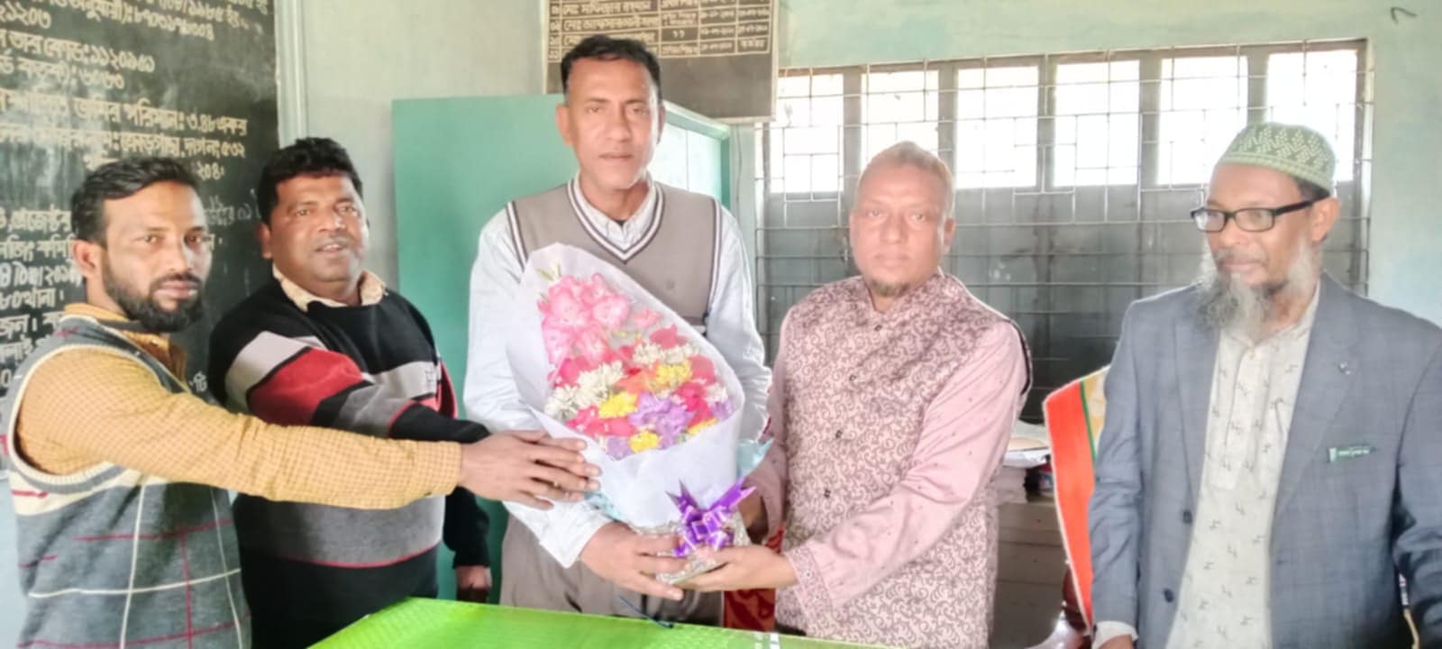 গোবিন্দগঞ্জে ক্রোড়গাছা বিএল উচ্চ বিদ্যালয়ের নব নির্বাচিত সভাপতির সাথে শিক্ষক-কর্মচারীদের মতবিনিময়