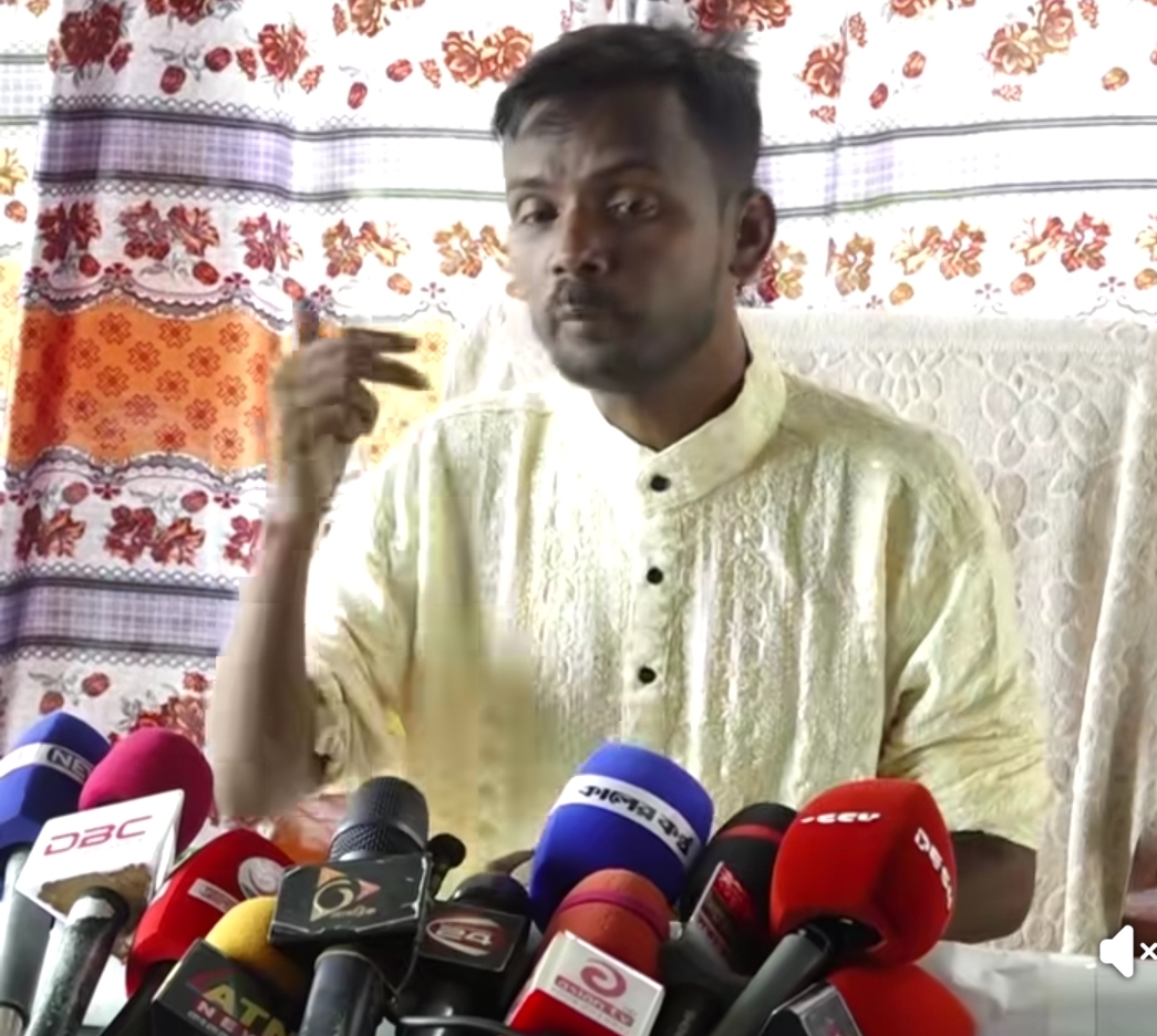  স্ত্রী রিয়া মনিকে তালাকের ঘোষণা দিয়ে ফের আলোচনায় হিরো আলম