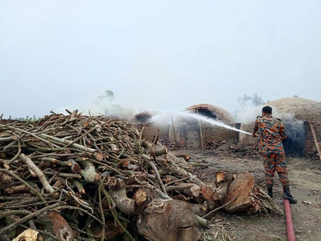 গাইবান্ধায় কাঠ দিয়ে তৈরী কয়লা কারখানায় অভিযান