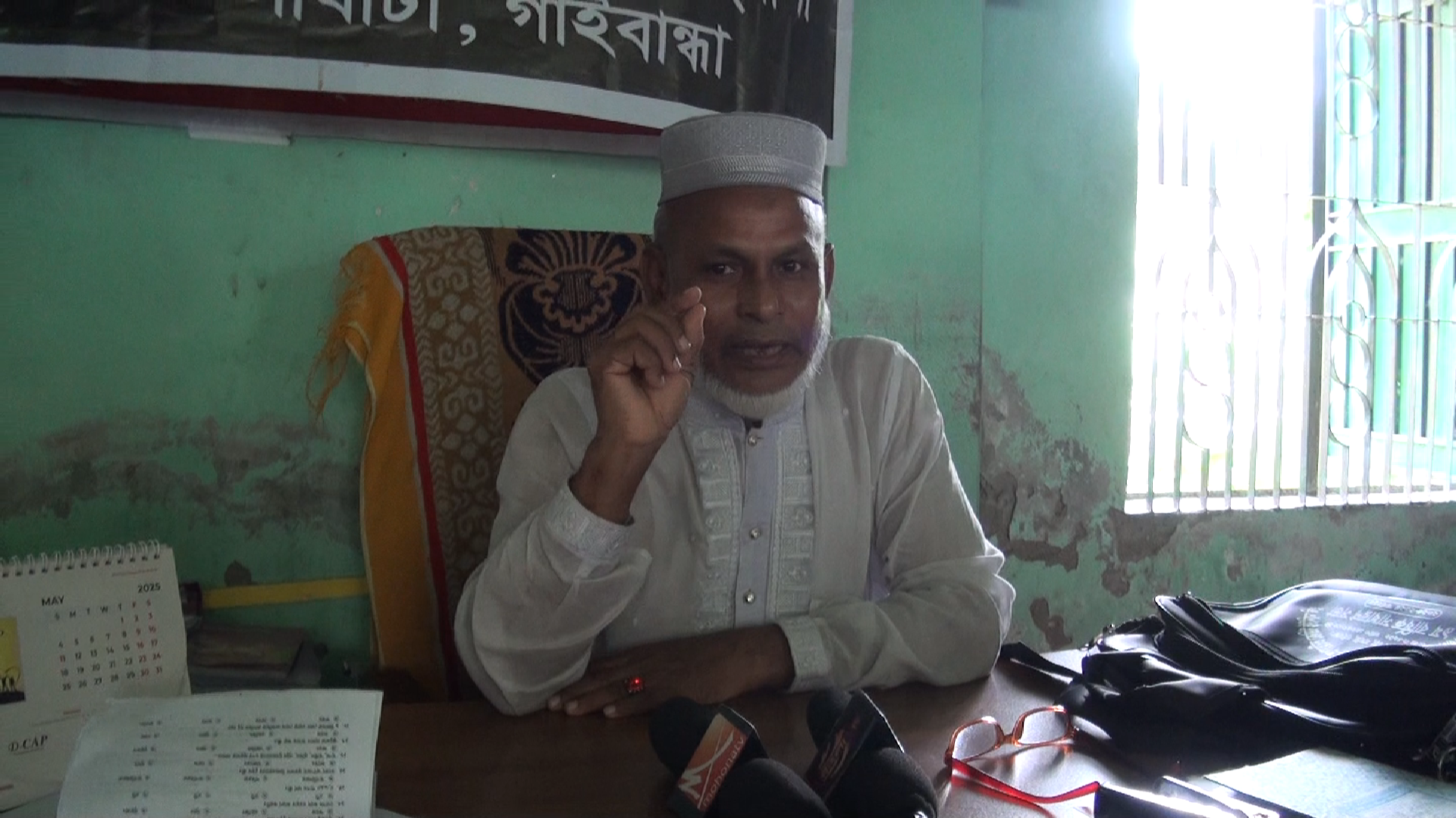 পরিক্ষার ফি দিতে না পারায় পরিক্ষার্থীকে থাপ্পর দিয়ে খাতা কেড়ে নিলো মাদরাসা সুপার