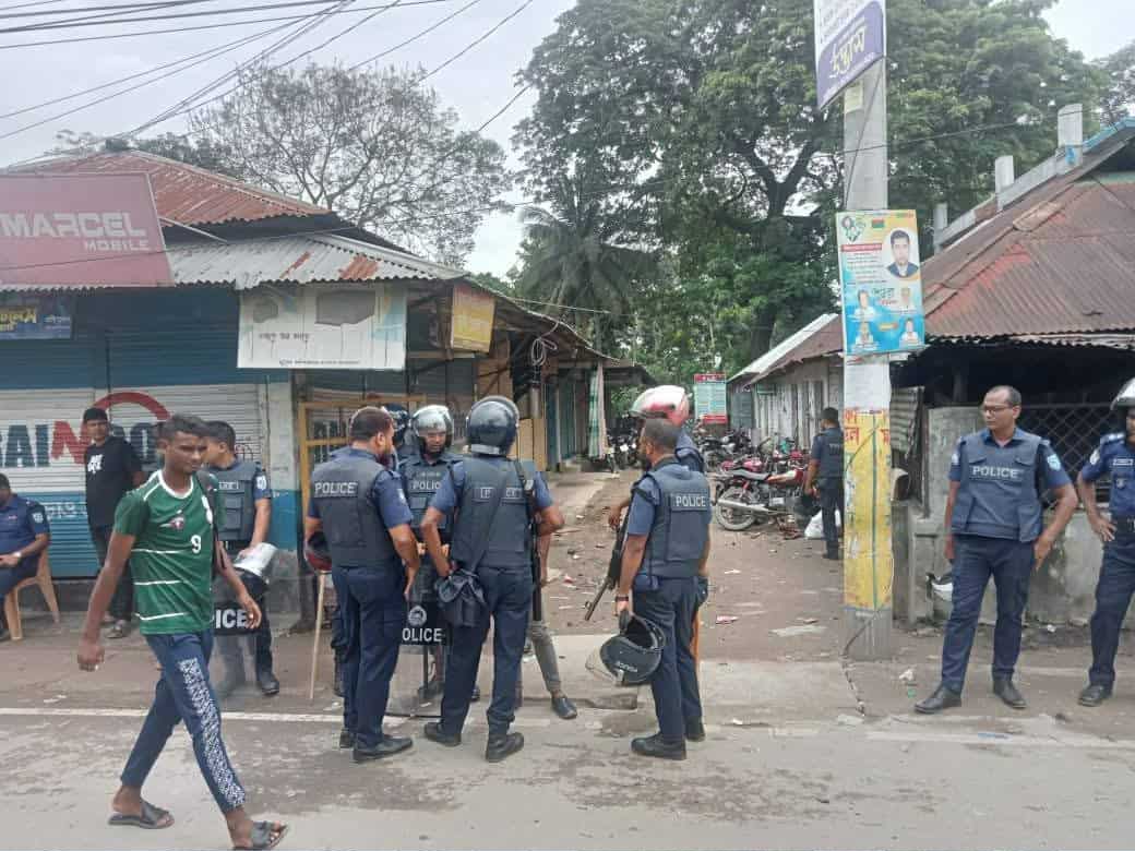 জেলা বিএনপির সভাপতির অপসারণ দাবিতে  সাদুল্যাপুরে দুই গ্রæপে সংঘর্ষ : দলীয় কার্যালয় ভাংচুর
