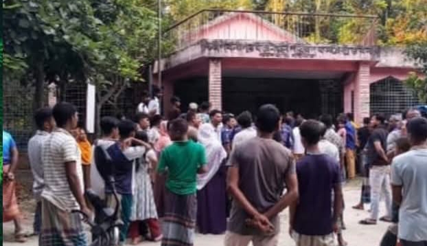 গাইবান্ধায় চাল বিতরণ নিয়ে দ্বন্দ্ব, ইউপি কার্যালয়ে তালা ফিরে গেল পুলিশ