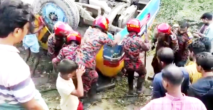 হবিগঞ্জে বাস উল্টে নিহত ১, আহত অন্তত ৩০