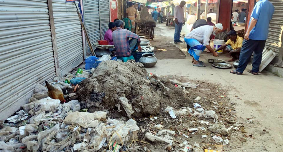 বাজারে যত্রতত্র পশু জবাই, দুর্গন্ধে টেকা দায় ঃ দূষিত হচ্ছে পরিবেশ