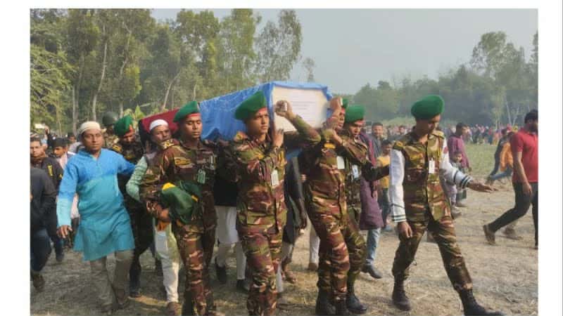 বাড়িতে পৌঁছেছে শান্তি মিশনে শহীদ সবুজ মিয়ার মরদেহ : দাফন সম্পন্ন