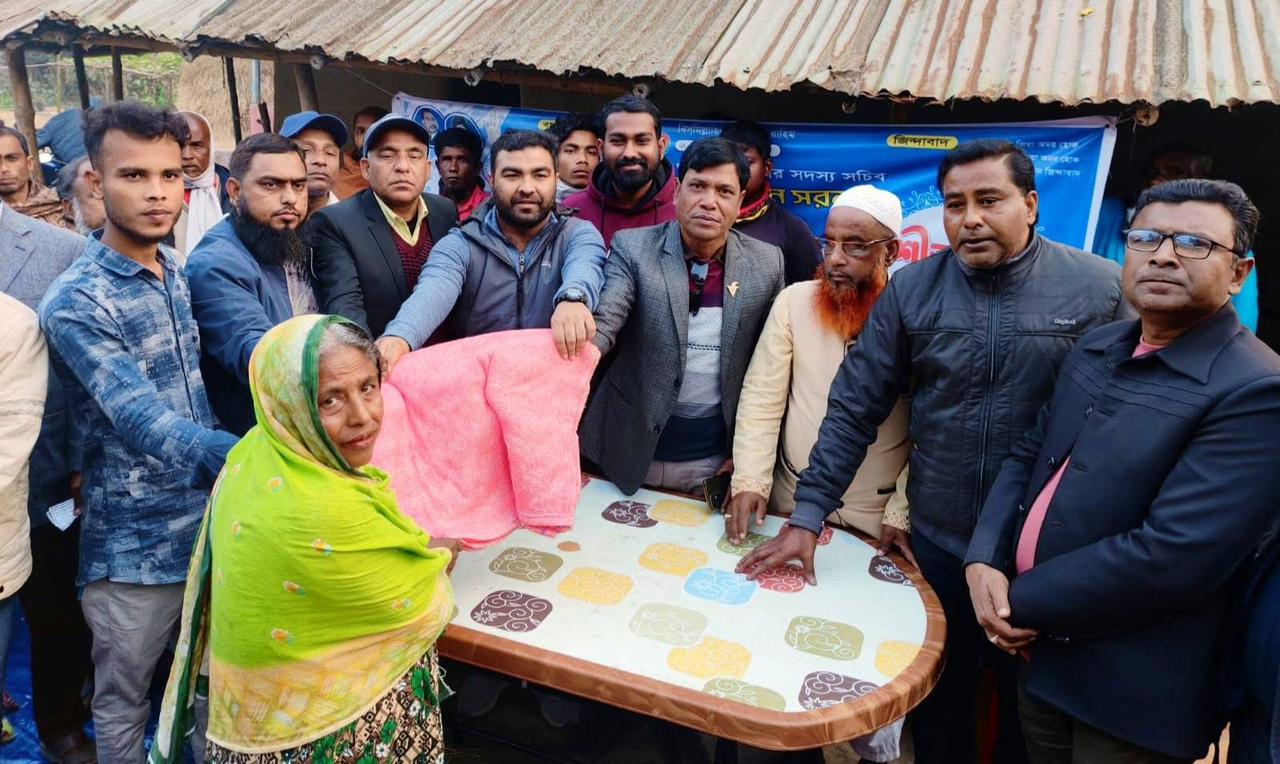 গাইবান্ধায় ছাত্রদল নেতার উদ্যোগে শীতার্তদের মাঝে শীতবস্ত্র বিতরণ